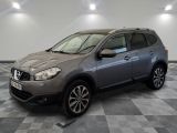 La Nissan RAV grise est garée sur un sol à damier.