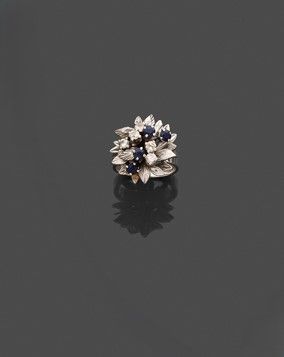 une bague à grappes de saphirs et de diamants