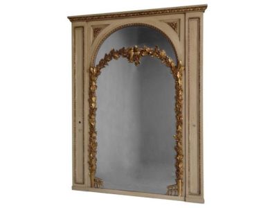 une image représentant un miroir au cadre doré accroché à un mur blanc