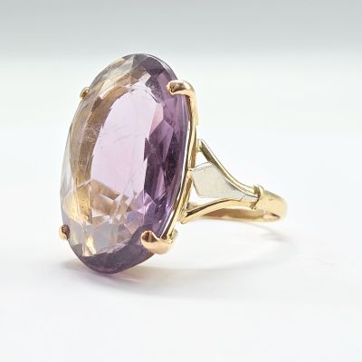 Gros plan sur une bague contenant une pierre violette