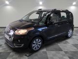 la petite voiture noire est garée sur un sol en damier