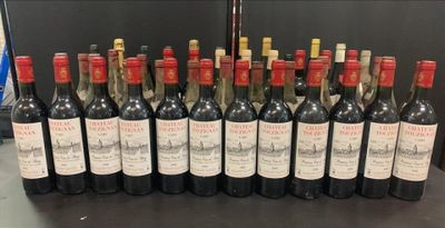 plusieurs bouteilles de vin sont alignées sur une table