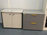 deux tiroirs et une armoire dans un coin de la pièce