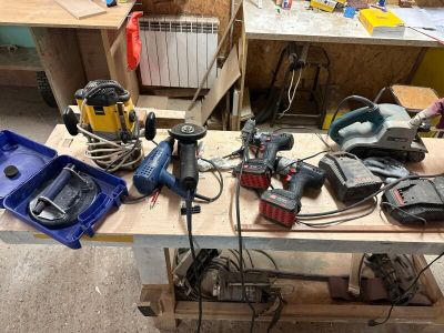 de nombreux outils sur un établi dans un garage