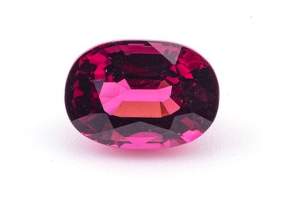 une tourmaline rose sur fond blanc