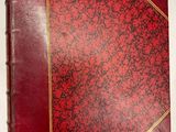 un vieux livre rouge aux tranches dorées et à la couverture rouge