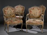 paire de fauteuils de style Louis XV avec assises rembourrées à motifs floraux