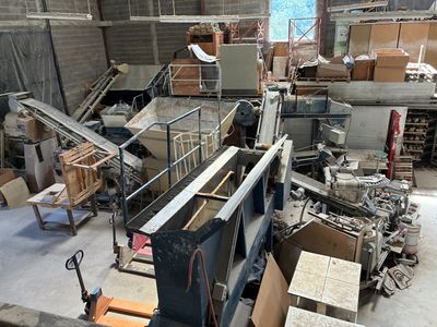 une grande salle remplie d'une multitude de machines de toutes sortes