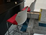 deux chaises placées à côté d'un bureau dans une pièce