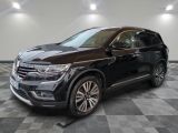 un 4x4 noir garé sur un sol en damier dans un garage