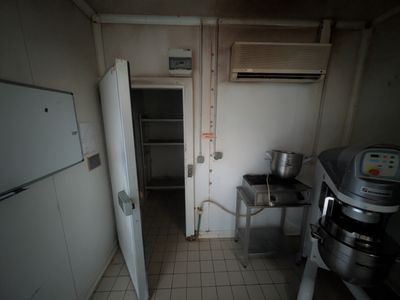 une cuisine équipée d'un réfrigérateur blanc et d'une cuisinière blanche