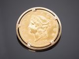 gros plan d'une pièce d'or portant un visage de femme