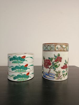 two vases sitting on a table next to each other