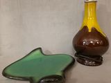 deux vases placés l'un à côté de l'autre sur une table