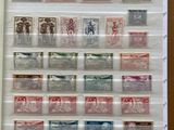 un livre avec un tas de timbres dessus