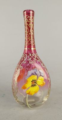 un vase en verre sur lequel est peinte une fleur