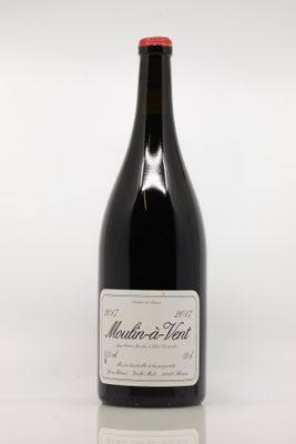 la bouteille de vin est posée sur la table sur fond blanc