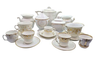 beaucoup de tasses et de soucoupes posées sur la table
