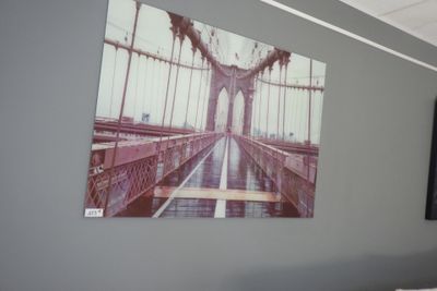 un tableau accroché au mur au-dessus d'un lit