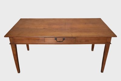 une table en bois surmontée d'un tiroir