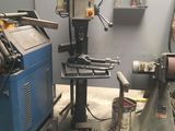 une machine posée sur une table dans une pièce