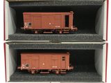 deux wagons exposés dans une vitrine
