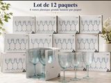 Des cartons de verres à vin sont empilés les uns sur les autres sur une table