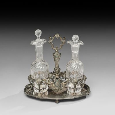 une image représentant un plateau en argent sur lequel sont posés trois vases en verre