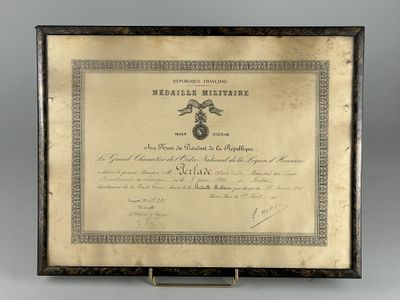 un vieux document sur lequel figure l'image d'un aigle