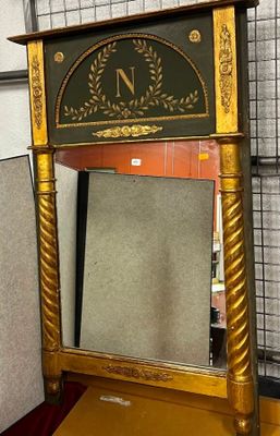 un miroir surmonté d'une horloge