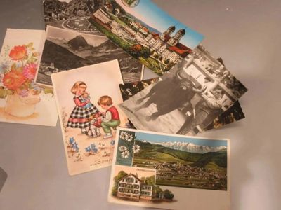 de nombreuses photos d'une femme et d'un enfant posées sur une table
