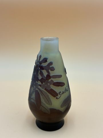 GALLÉ. Petit vase en verre multicouche à décor violine de végétau