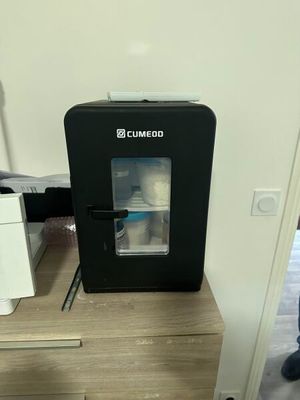 une petite machine noire posée sur une table en bois