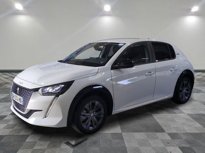 la voiture blanche est garée sur le sol à carreaux d'une pièce