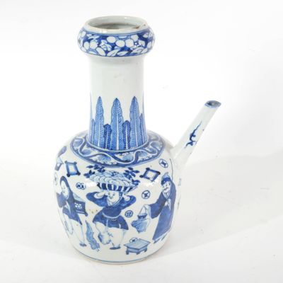 un vase bleu et blanc muni d'une anse, sur un fond blanc