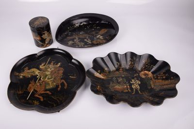 trois assiettes décorées de noir et d'or sur un fond blanc