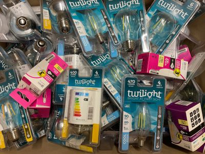 de nombreuses brosses à dents et tubes de dentifrice dans une boîte