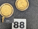deux pièces d'or posées sur une table