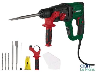 un gros plan d'un marteau et d'outils sur fond blanc