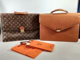Deux mallettes Louis Vuitton sont posées l'une à côté de l'autre