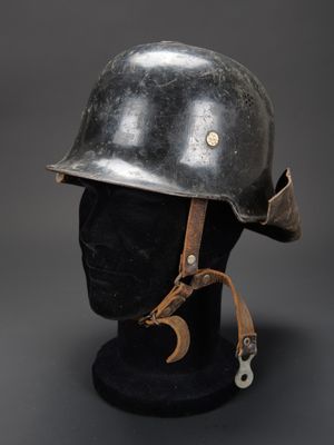 un gros plan d'un casque sur une tête de mannequin