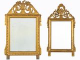 paire de miroirs dorés ornés d'une tête de lion en haut et d'une tête de lion en bas