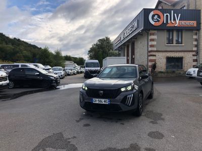 une voiture garée devant un immeuble, sur un parking