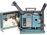 un vieux projecteur de cinéma posé sur une table