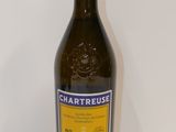 une bouteille de vin posée sur une table