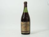 une bouteille de vin posée sur une table