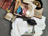 une valise remplie de vêtements et de chaussures posée par terre