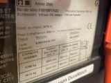 un gros plan d'une pompe à essence sur laquelle est collé un autocollant sur le côté