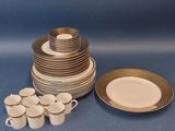une pile d'assiettes et de tasses posée sur une table