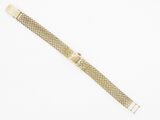 un bracelet en or avec un fermoir sur fond blanc